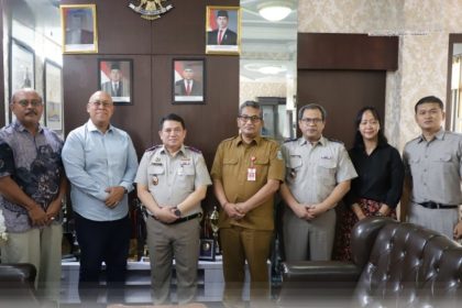 Kakanwil BPN Jatim, Asep Heri, foto bersama usai menerima kunjungan dari Persada Hindu Dharma Indonesia (PHDI) di kantornya, kemarin.