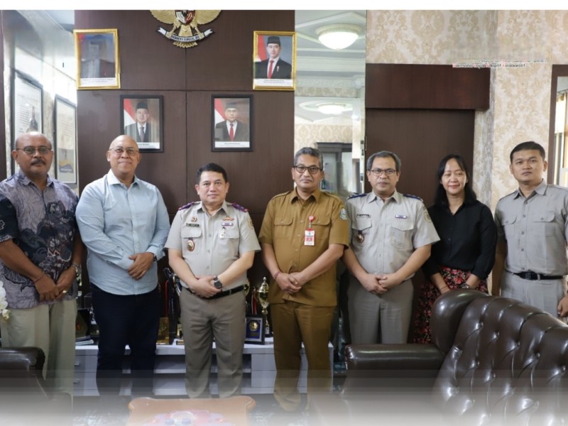 Kakanwil BPN Jatim, Asep Heri, foto bersama usai menerima kunjungan dari Persada Hindu Dharma Indonesia (PHDI) di kantornya, kemarin.