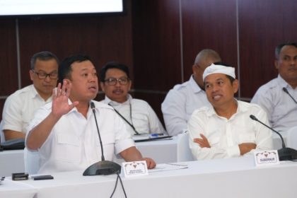 Gubernur Jawa Barat, Dedi Mulyadi (kanan), mengapresiasi solusi yang diberikan Menteri Nusron (kiri) terkait penerbitan sertifikat HPL di sempadan sungai.