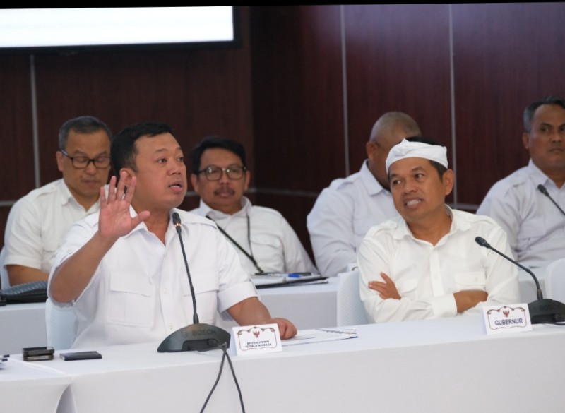 Gubernur Jawa Barat, Dedi Mulyadi (kanan), mengapresiasi solusi yang diberikan Menteri Nusron (kiri) terkait penerbitan sertifikat HPL di sempadan sungai.