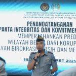 Kepala Kantor Imigrasi Blitar, Aditya Nursanto, memimpin apel bersama penandatanganan pakta integritas