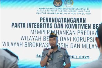 Kepala Kantor Imigrasi Blitar, Aditya Nursanto, memimpin apel bersama penandatanganan pakta integritas