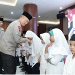 Kapolda Jatim, Komjenpol Imam Sugianto mengantisipasi anak yatim piatu didampingi Kabid Humas , Kombespol Dirmanto.