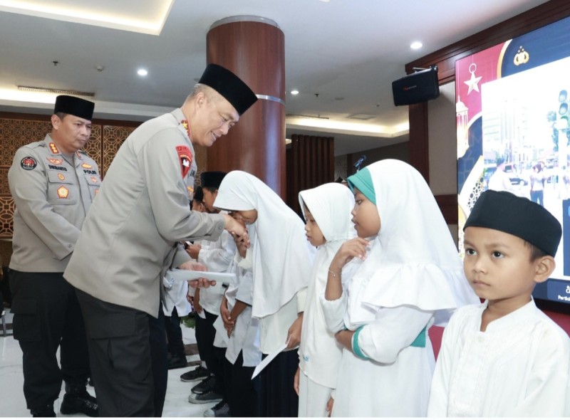 Kapolda Jatim, Komjenpol Imam Sugianto mengantisipasi anak yatim piatu didampingi Kabid Humas , Kombespol Dirmanto.