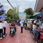 Suasana pembagian takjil di depan Kantor Imigrasi Samarinda di Jalan H Juanda.