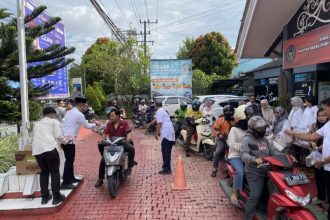 Suasana pembagian takjil di depan Kantor Imigrasi Samarinda di Jalan H Juanda.