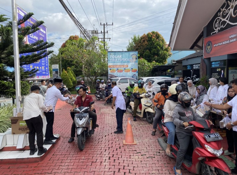 Suasana pembagian takjil di depan Kantor Imigrasi Samarinda di Jalan H Juanda.