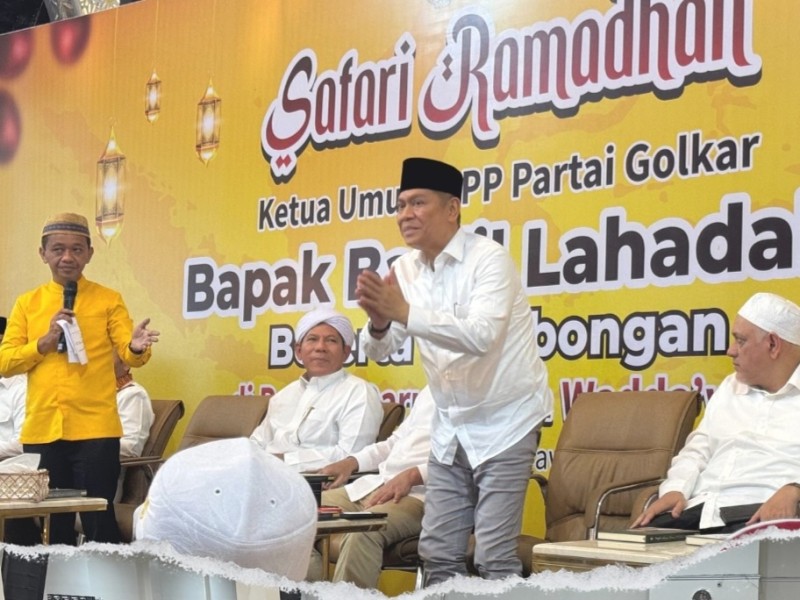 Ketua Umum DPP Partai Golkar Bahlil Lahadalia (kiri) memperkenalkan Adies Kadir di acara Safari Ramadhan.