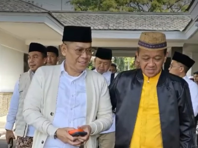 Adies Kadir bersama Ketua Umum DPP Partai Golkar Bahlil Lahadalia di Pesantren Tebuireng, Jombang, Jawa Timur.