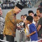 Wakil Ketua DPR Adies Kadir memberikan santunan pada acara pelantikan pengurus DPP Bapera periode 2025-2030 di Senayan, Jakarta.