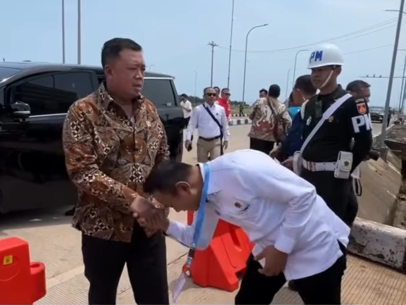 Kakanwil Lampri menyambut kedatangan Menteri ATR/Kepala BPN Nusron Wahid saat eresmian Kawasan Ekonomi Khusus (KEK) Industropolis Batang.
