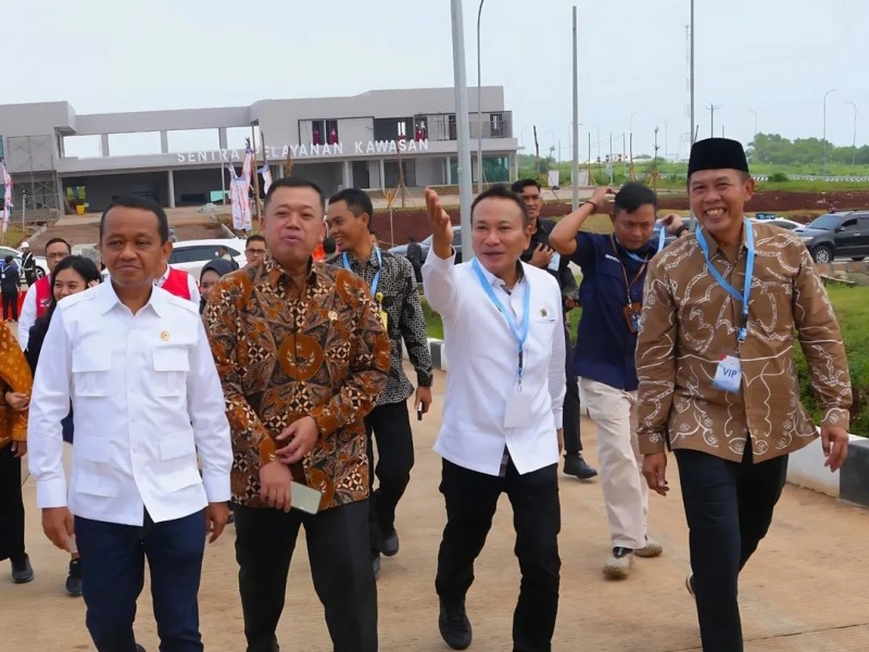 Dari KIRI: Menteri Bahlil Lahadalia, Menteri Nusron Wahid, dan Kepala BPN Jawa Tengah Lampri menuju lokasi peresmian KEK Industropolis Batang.
