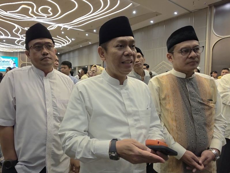 Dari KIRI: Blegur Prijanggono, Adies Kadir, dan Ketua DPD Golkar Surabaya Arif Fathoni.