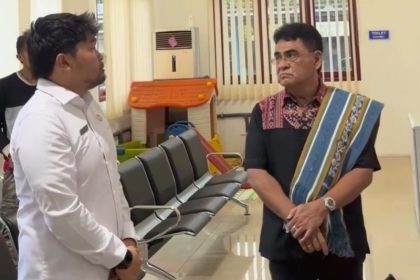 Kepala Kantor Imigrasi Maumere, Mangatur Hadi Putra Simanjuntak, memberikan penjelasan layanan keimigrasian kepada Wakil Ketua Komisi XIII DPR RI, Andreas Hugo Pareira.