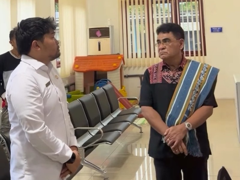 Kepala Kantor Imigrasi Maumere, Mangatur Hadi Putra Simanjuntak, memberikan penjelasan layanan keimigrasian kepada Wakil Ketua Komisi XIII DPR RI, Andreas Hugo Pareira.