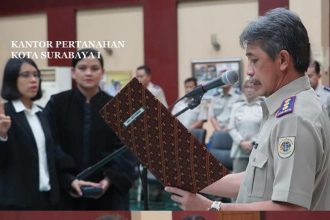 Kepala Kantor Pertanahan Surabaya I, Kartono Agustiyanto melantik dua PPAT di kantornya.