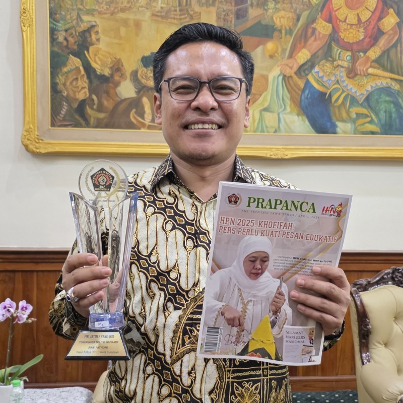 Politisi muda Partai Golkar, Arif Fathoni menunjukkan penghargaan yang didapatkan dari PWI Jawa Timur.