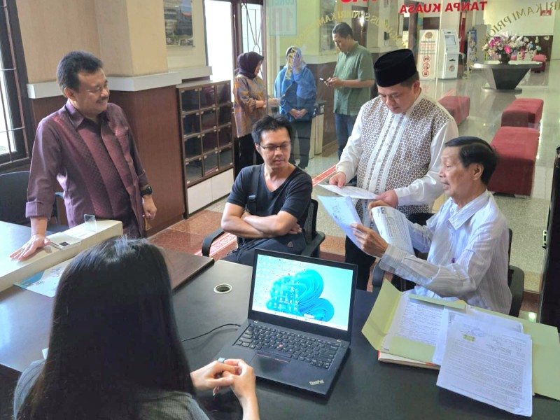 Dirjen PPTR, Jonahar (kiri), menyaksikan langsung pelayanan di Kantor Pertanahan Kota Surabaya I didampingi Kakanwil BPN Jatim Asep Heri.