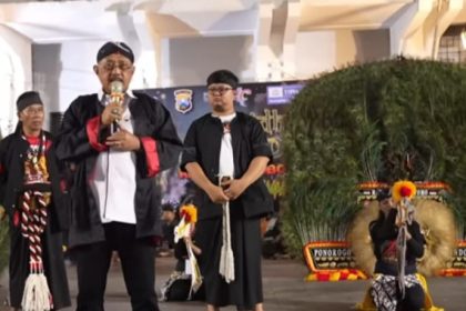 Wakil Wali Kota Surabaya, Armuji, pada H+3 menghadiri penampilan Reog Ponorogo di Wisata Kota Lama, Jembatan Merah.