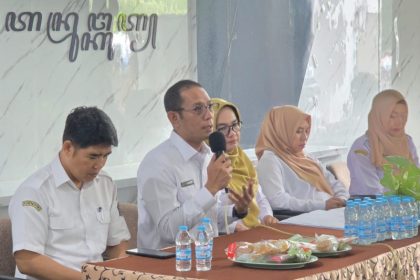 Kepala Kantor Pertanahan Surabaya II Budi Hartanto di Kecamatan Rungkut.