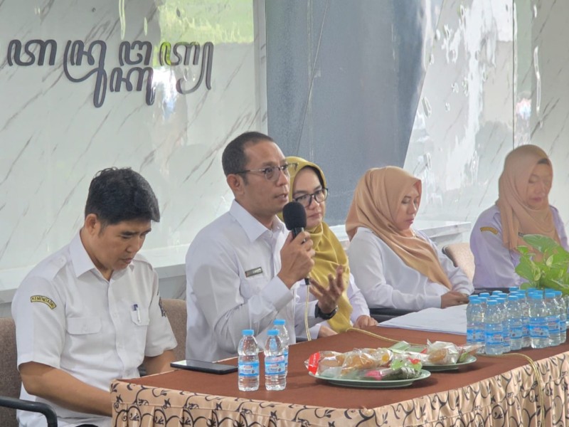 Kepala Kantor Pertanahan Surabaya II Budi Hartanto di Kecamatan Rungkut.