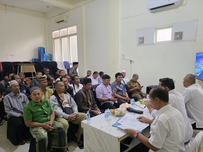 Suasana verifikasi dokumen wakaf tempat ibadah di wilayah Kecamatan Bubutan oleh petugas Kantor Pertanahan Kota Surabaya II. 