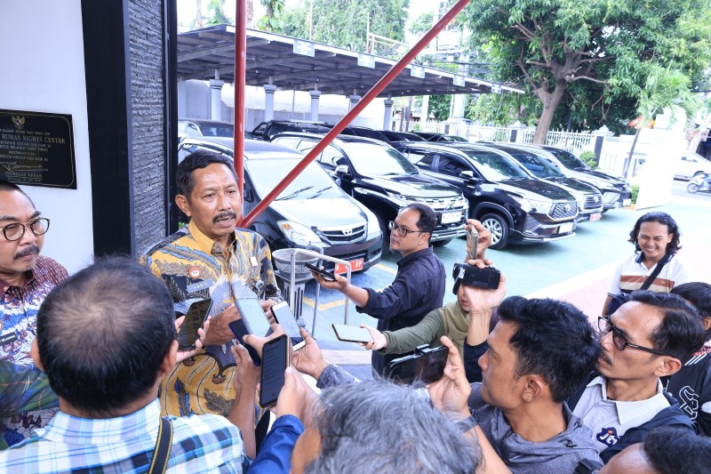Kakanwil Kemenkum Jatim, Haris Sukamto, memberikan keterangan pers menyoal capaian kinerja sejak perubahan Kementerian.