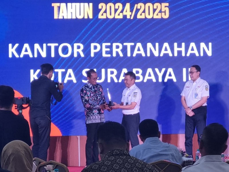 Kepala Kantor Pertanahan Surabaya II, Budi Hartanto, menerima penghargaan yng diberikan pejabat KAI di Bandung.