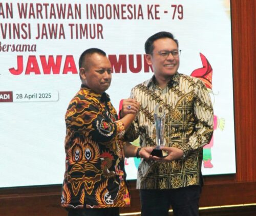 Ketua Persatuan Wartawan Indonesia (PWI) Jawa Timur, Lutfil Hakim (kiri), memberikan penghargaan kepada Arif Fathoni, Wakil Ketua DPRD Surabaya di Gedung Negara Grahadi, Surabaya semalam.