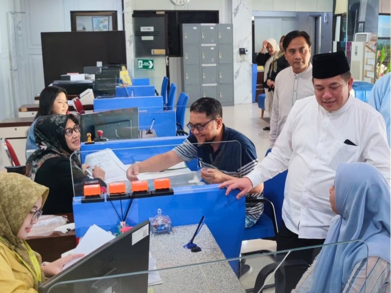 Kakanwil BPN Jatim, Asep Heri, menyapa masyarakat Gresik saat memanfaatkan layanan di waktu libur Hari Raya Idulfitri.