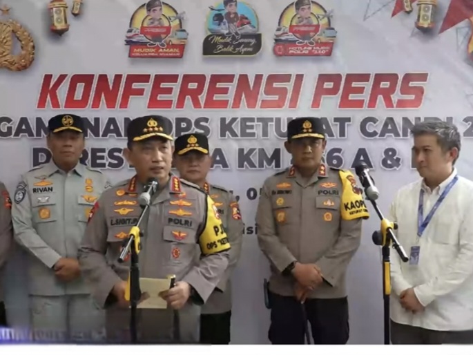Kapolri Jenderal Listyo Sigit Prabowo menggelar jumpa pers usai meninjau rest area KM 456 Tol Semarang-Solo.