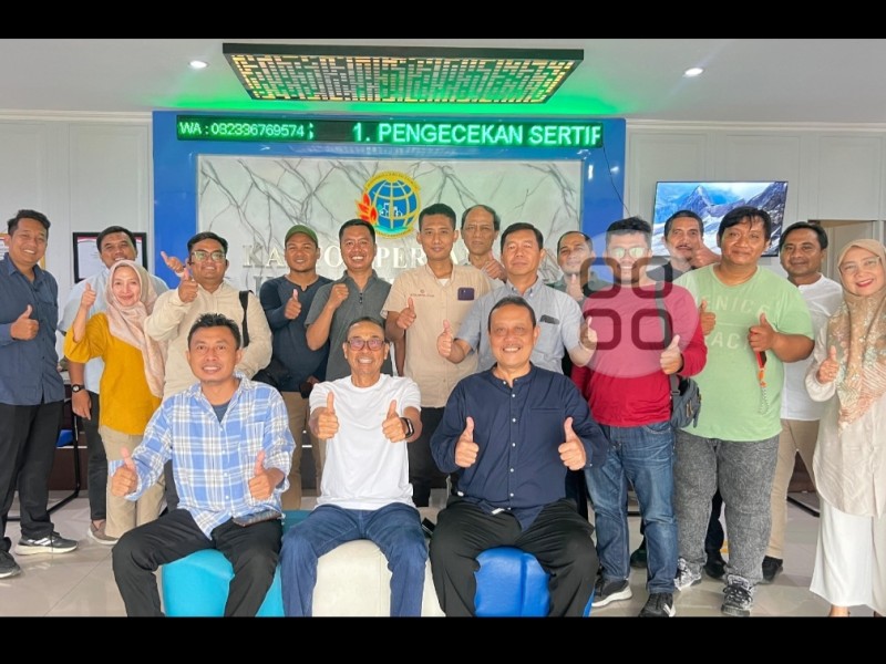 Kepala Kantor Pertanahan Kabupaten Gresik, Kamarrudin bersama jajaran siap memberikan pelayanan terbaik kepada masyarakat Gresik tanpa batas.