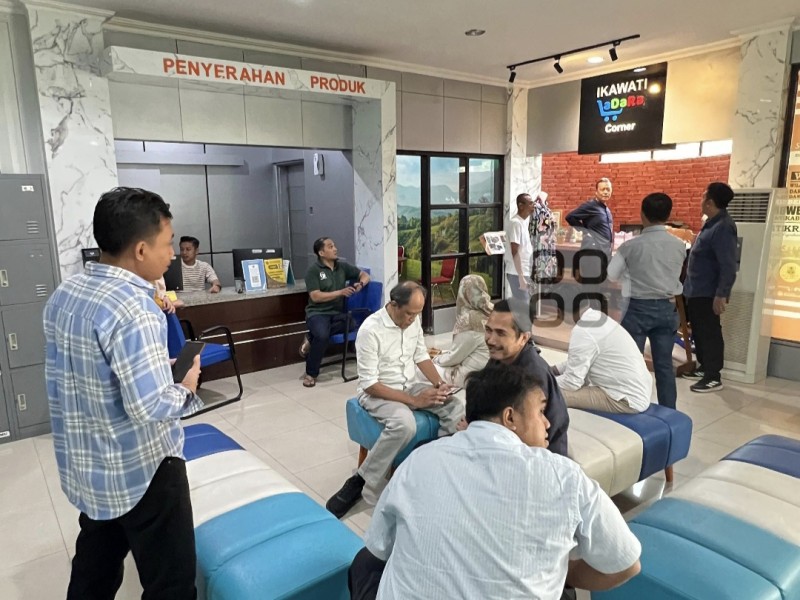 Suasana pelayanan di Kantor Pertanahan Gresik hari terakhir libur Lebaran.