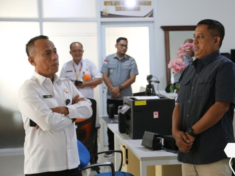 Kakanwil Direktorat Jenderal Imigrasi Jawa Tengah, Is Edy Ekoputranto memberikan arahan kepada petugas imigrasi pada hari pertama masuk kerja.