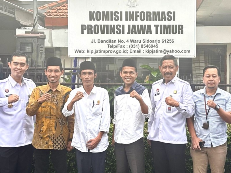 Kepala Kanwil Kemenkum Jatim, Haris Sukamto, bersama jajaran berkunjung ke Komisi Informasi Jatim.