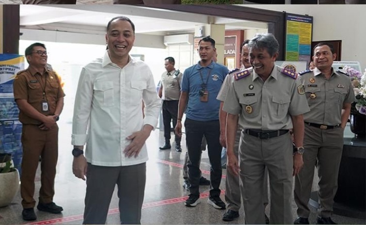 Wali Kota Surabaya Eri Cahyadi setiba di Kantor Pertanahan Kota Surabaya I disambut Kepala Kantor Kartono Agustiyanto dan jajaran.
