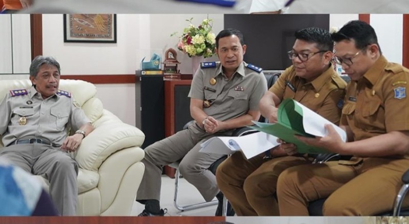 Kepala Kantor Pertanahan Kartono bersama Kasi Peneyapan Hak dan Pendaftaran (PHP) Wawas Setiawan berdiskusi dengan jajaran Pemkot Surabaya.