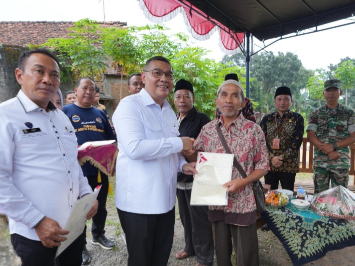 Kakanwil BPN Jateng Lampri (kiri) menyaksikan penyerahan sertifikat secara door to door oleh Wamen ATR/BPN, Ossy Dermawan di Kabupaten Semarang.