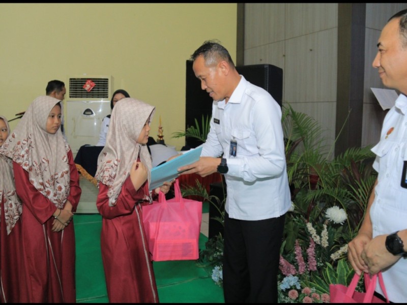 Kakanwil Kementerian Ditjen Pemasyarakatan Jatim, Kadiyono, memberikan santunan kepada anak yatim pada puncak peringatan Hari Bakti Pemasyarakatan ke-61.