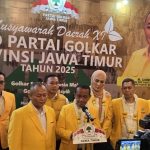 Ketua Umum DPP Golkar Bahlil Lahadalia didampingi jajaran memberikan keterangan kepada wartawan di acara Musda XI DPD Golkar Jatim.