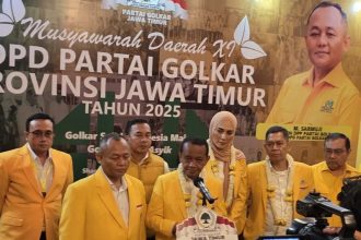 Ketua Umum DPP Golkar Bahlil Lahadalia didampingi jajaran memberikan keterangan kepada wartawan di acara Musda XI DPD Golkar Jatim.