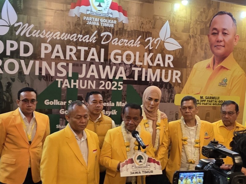 Ketua Umum DPP Golkar Bahlil Lahadalia didampingi jajaran memberikan keterangan kepada wartawan di acara Musda XI DPD Golkar Jatim.