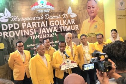 Ketua Umum DPP Partai Golkar, Bahlil Lahadalia memberikan keterangan kepada wartawan didampingi jajaran pengurus pusat.