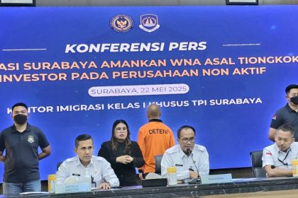 Kakanwil Ditjen Imigrasi Jatim, Novianto Sulastono (tengah) didampingi Kakanim Surabaya Agus Winarto (kiri) dan Kabid Inteldakim Dodik Cipto Gunawan memberikan keterangan pers.
