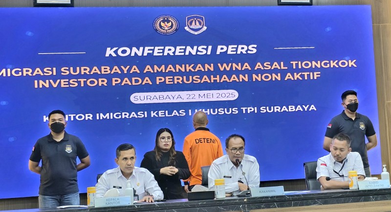 Kakanwil Ditjen Imigrasi Jatim, Novianto Sulastono (tengah) didampingi Kakanim Surabaya Agus Winarto (kiri) dan Kabid Inteldakim Dodik Cipto Gunawan memberikan keterangan pers.