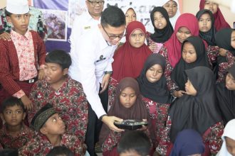 Kepala Kantor Imigrasi Samarinda, Yudhistira Yudha Permana, berinteraksi dengan siswa-siswi SD Negeri 025 Samarinda Utara.