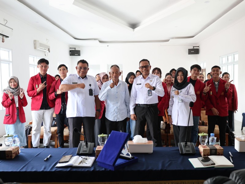 Mahasiswa jurusan Administarisi Publik pada Fakultas Ilmu Sosial dan Ilmu Politik Universitas Muhammadiyah Palangka Raya, foto bersama jajaran Imigrasi Palangka Raya.