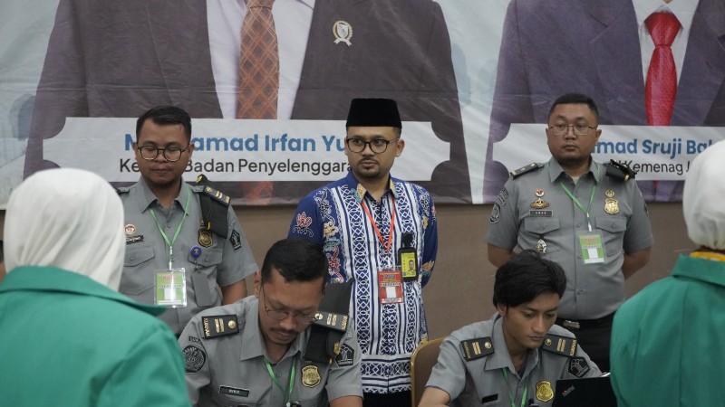Ketua Satgas Haji 2025, Kholilur Rohman, memantau persiapan pembersngkatannjamaah haji dinihari tadi.