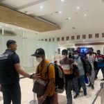 Petugas Imigrasi Atambua mengawal ke delapan WN Bangladesh untuk dipulangkan ke negara asal melalui bandara