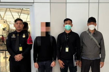 Petugas Imigrasi mengawal BS warga negara Amerika yang izin tinggalnya overstay.